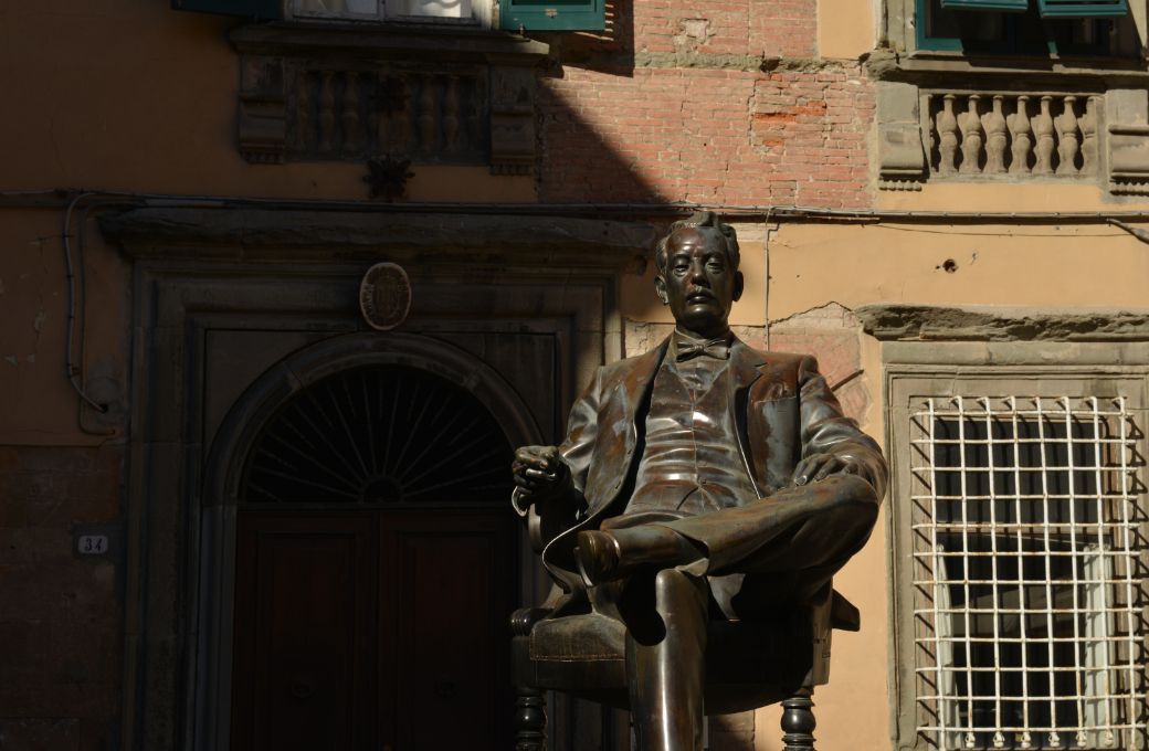 Statue of Giacomo Puccini, Lucca &copy; R. Giomi
