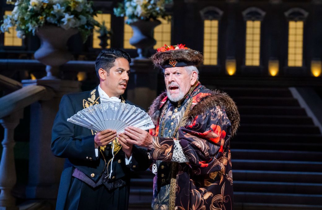 Germ&aacute;n Olvera (Danilo) and Sir Thomas Allen (Baron Zeta) &copy; Glyndebourne Productions Ltd. Photo: Tristram Kenton