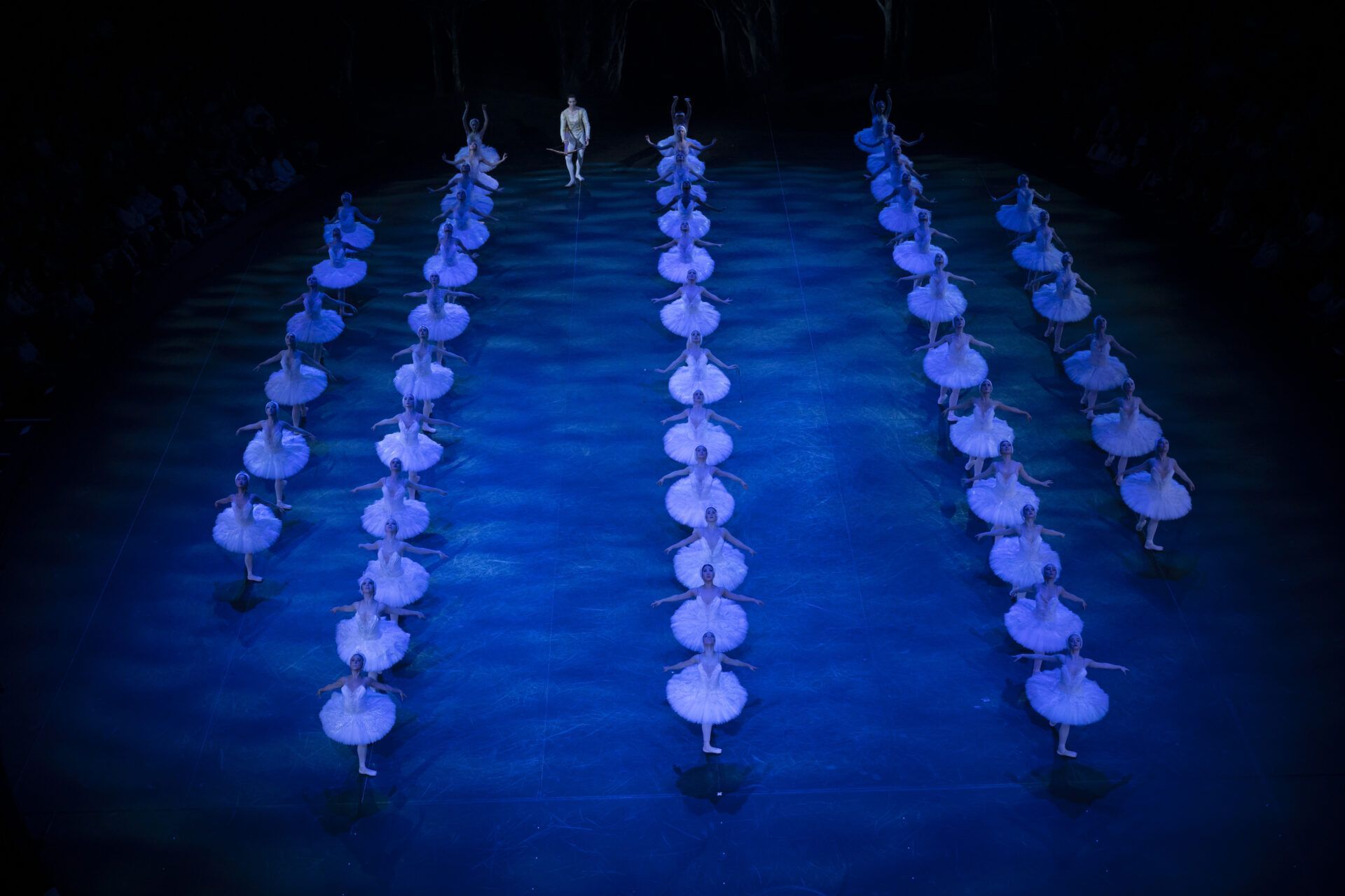 Gareth Haw as Prince Siegfried and English National Ballet in Derek Deane's <i>Swan Lake in-the-round</i> © Ian Gavan