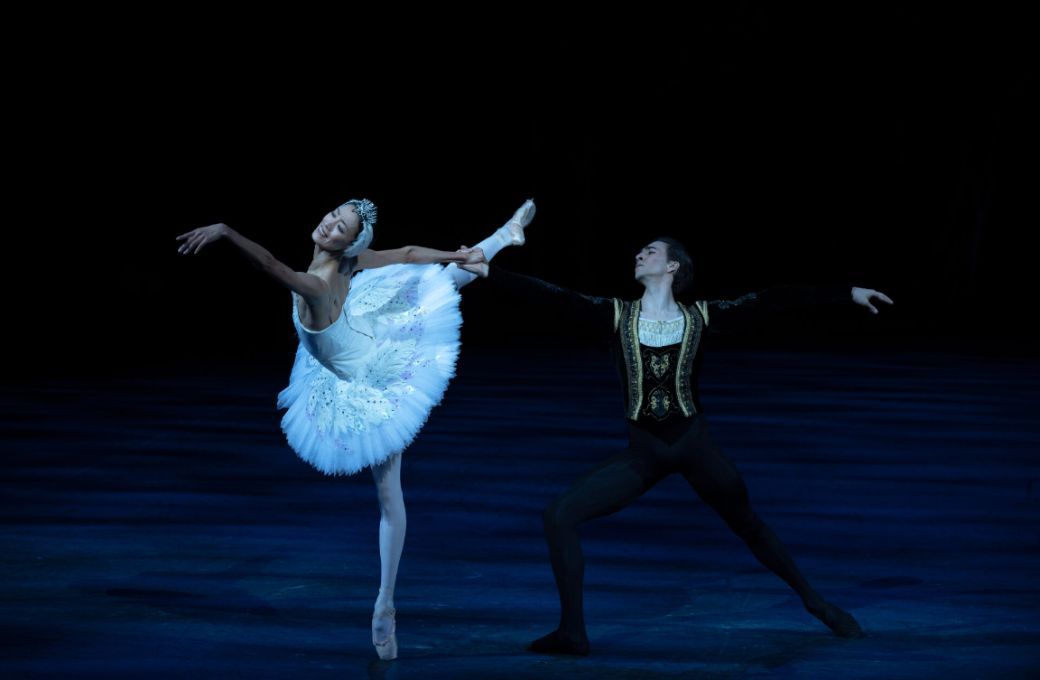 Sangeun Lee as Odette and Gareth Haw as Prince Siegfried in Derek Deane's <i>Swan Lake in-the-round</i> © Laurent Liotardo