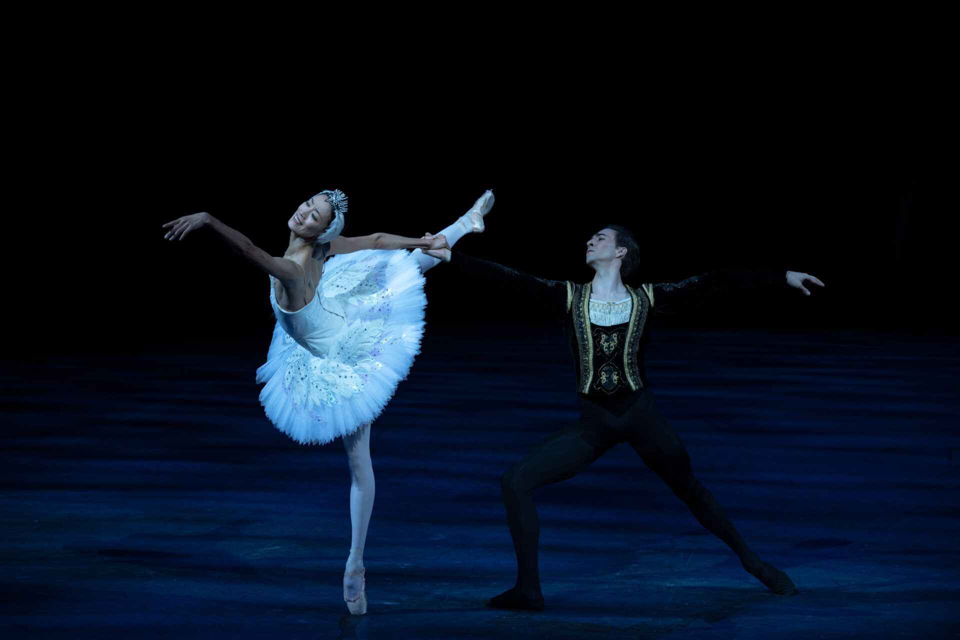 Sangeun Lee as Odette and Gareth Haw as Prince Siegfried in Derek Deane's <i>Swan Lake in-the-round</i> © Laurent Liotardo