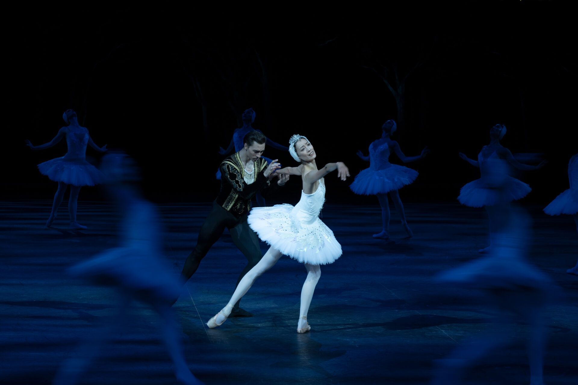 Gareth Haw as Prince Siegfried and Sangeun Lee as Odette in Derek Deane's <i>Swan Lake in-the-round</i> © Laurent Liotardo