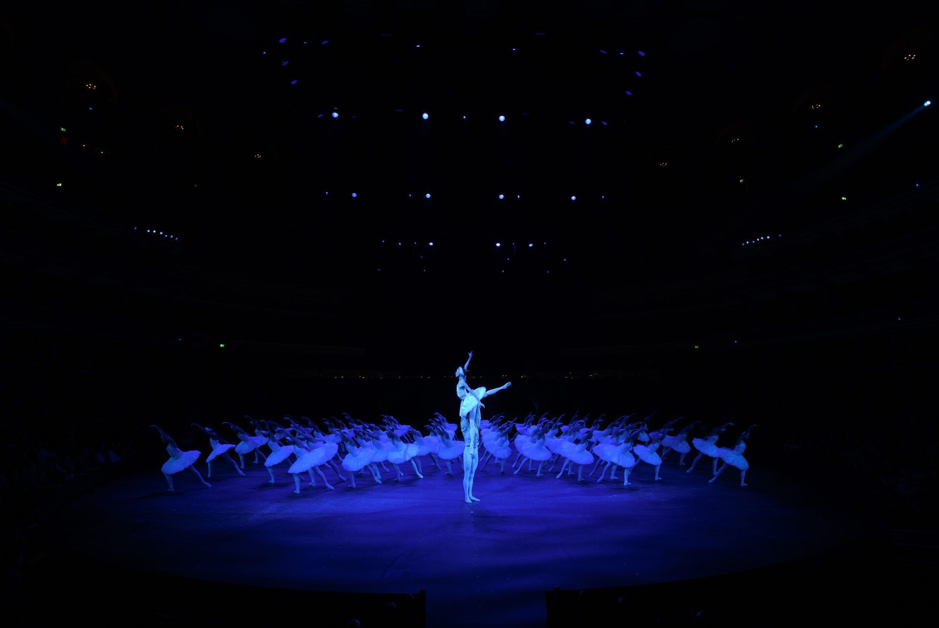Sangeun Lee as Odette and Gareth Haw as Prince Siegfried in Derek Deane's <i>Swan Lake in-the-round</i> © Laurent Liotardo