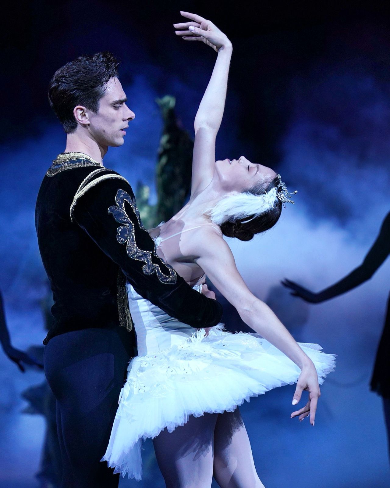 Francesco Gabriele Frola as Prince Siegfried and Ivana Bueno as Odette in <i>Swan Lake in-the-round</i> &copy; Isabella Turolla