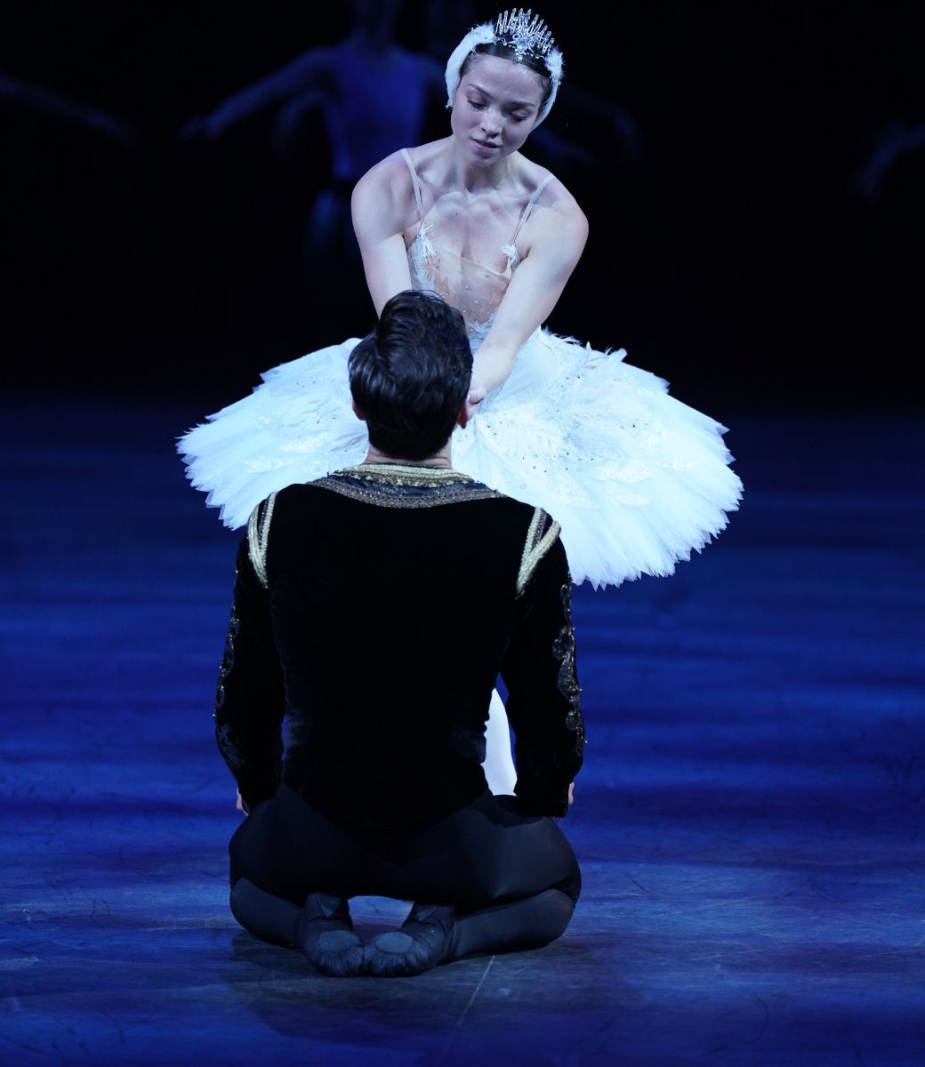Ivana Bueno as Odette and Francesco Gabriele Frola as Prince Siegfried in <i>Swan Lake in-the-round</i> &copy; Isabella Turolla