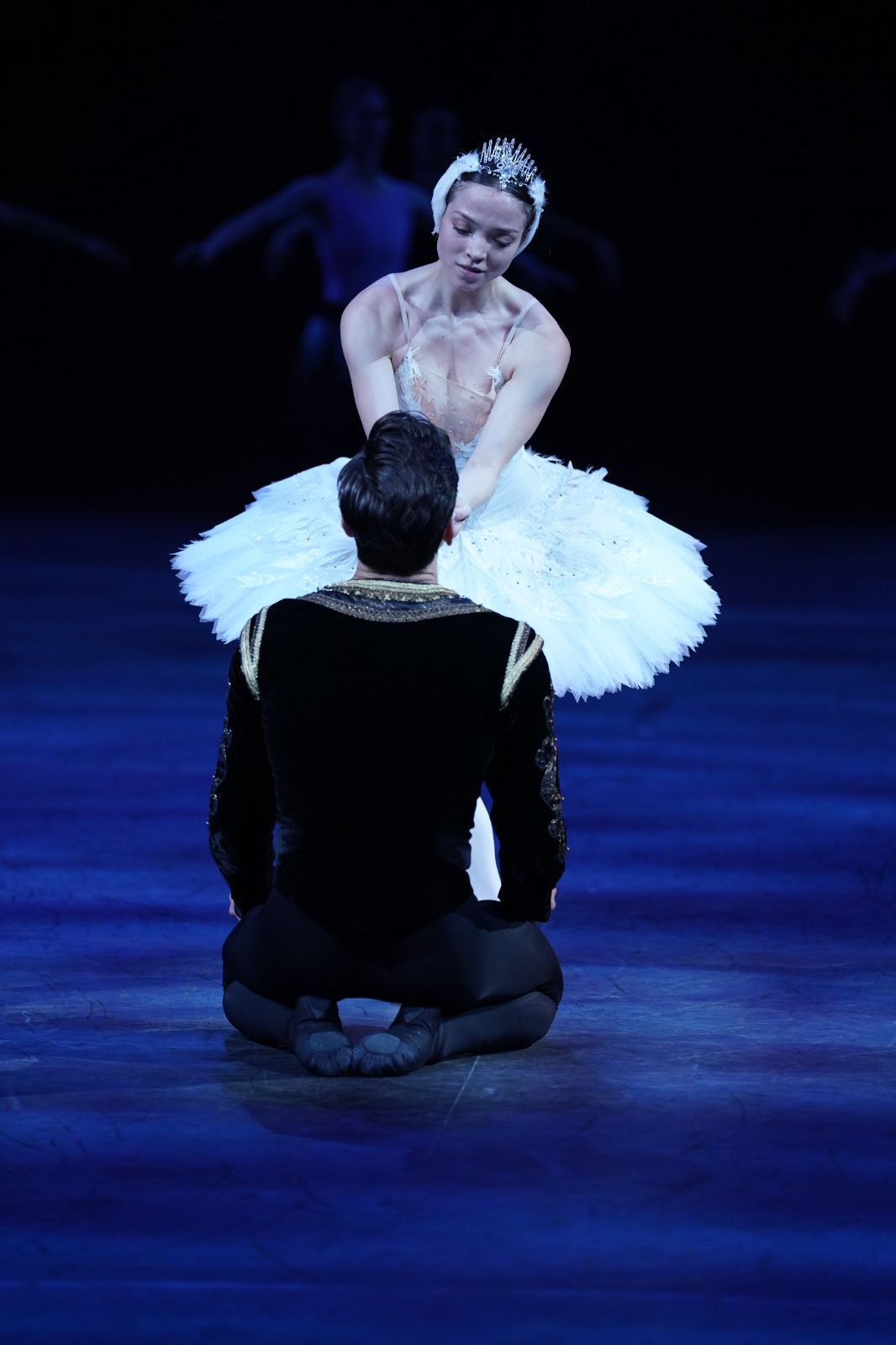 Ivana Bueno as Odette and Francesco Gabriele Frola as Prince Siegfried in <i>Swan Lake in-the-round</i> &copy; Isabella Turolla
