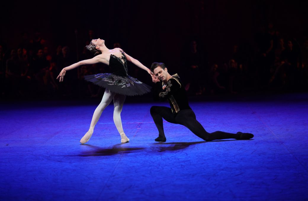 Ivana Bueno as Odile and Francesco Gabriele Frola as Prince Siegfried in <i>Swan Lake in-the-round</i> &copy; Isabella Turolla
