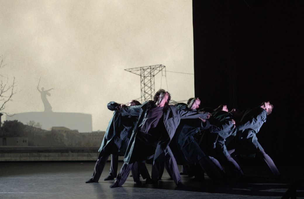 Ballet NdB2 in M&aacute;rio Radačovsk&yacute;'s <i>Symphony No.7 Allegretto</i> &copy; Andrej Uspenski