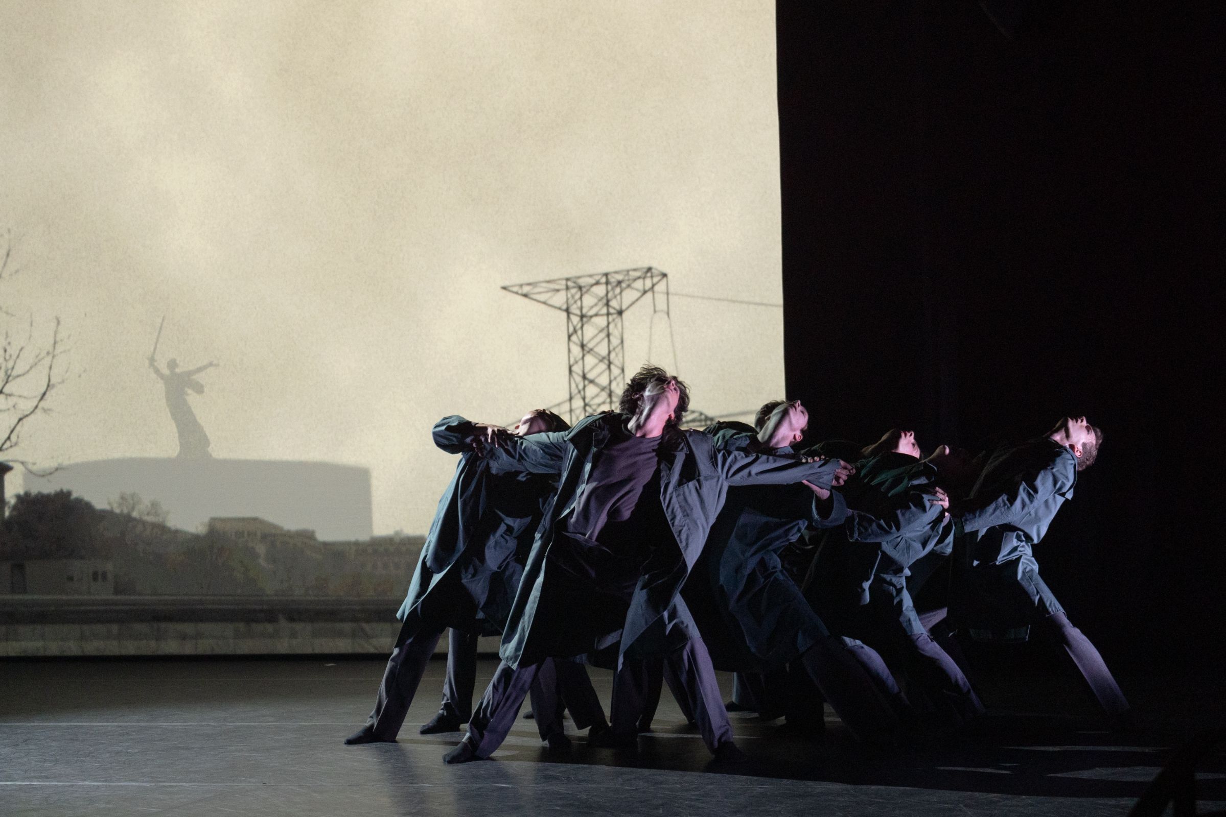 Ballet NdB2 in Mário Radačovský's <i>Symphony No.7 Allegretto</i> &copy; Andrej Uspenski