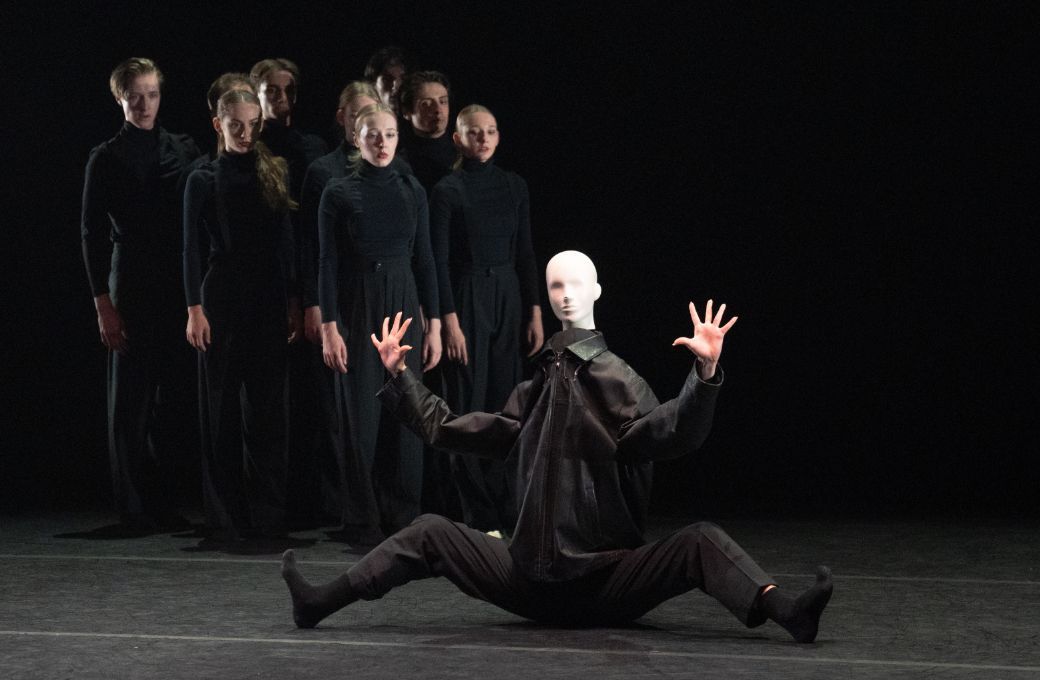 Ballet NdB2 in Margar&eacute;ta &Scaron;tofčikov&aacute;&rsquo;s Pamp&uacute;&scaron;ik &copy; Andrej Uspenski