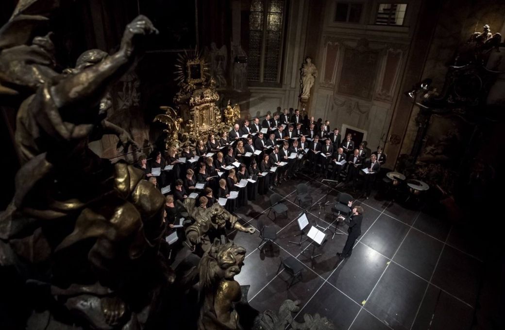 Lukáš Vasilek conducts the Prague Philharmonic Choir © courtesy Lukaš Vasilek
