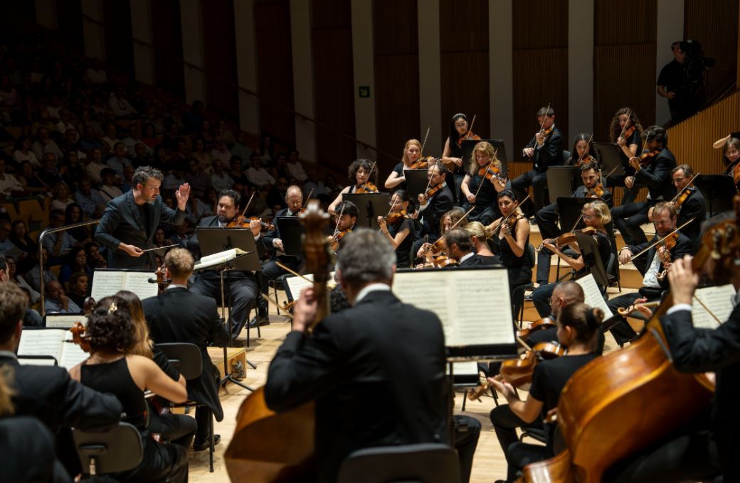 James Gaffigan al frente de la Orquestra de la Comunitat Valenciana &copy; Mikel Ponce | Les Arts