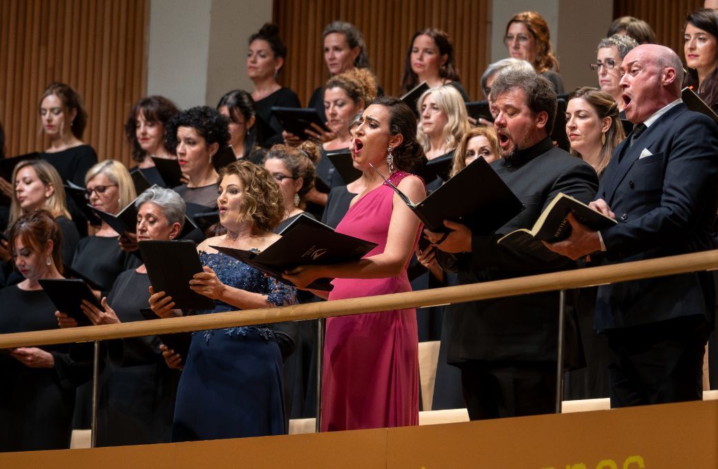 El cuarteto solista junto al Cor de la Generalitat Valenciana &copy; Mikel Ponce | Les Arts