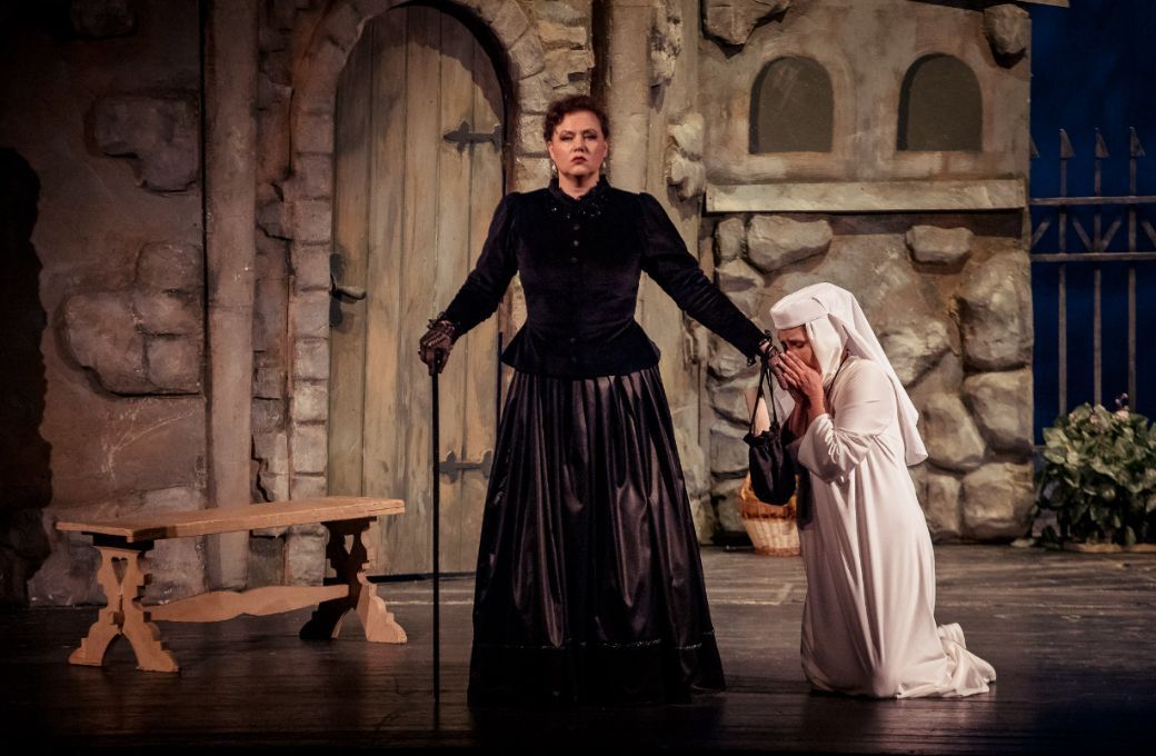 Carmen Topciu (La zia principessa) and Aurelia Florian (Suor Angelica) © Andrei Grigore/National Bucharest Opera