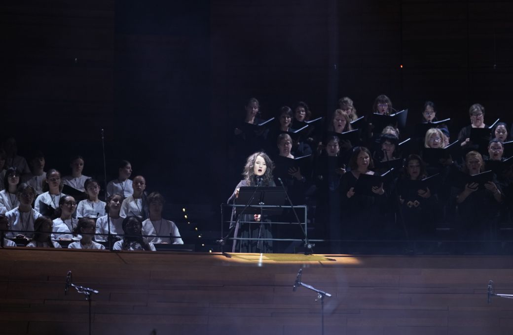 Anna Prohaska au milieu du Chœur et de la Maîtrise de Radio France © Christophe Abramowitz / Radio France