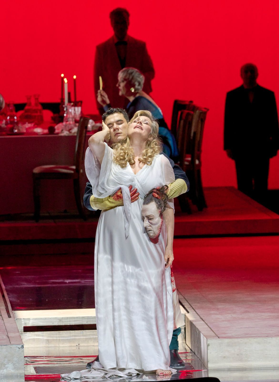 Alexandre Cardoso da Silva (Henker) und Camilla Nylund (Salome) &copy; Wiener Staatsoper | Michael Pöhn