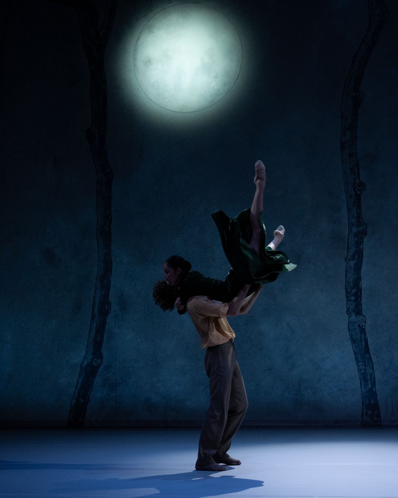 Taeryeong Kim and Dmytro Litvinov in Lightfoot/León's <i>Step Lightly</i> &copy; Andrej Uspenski