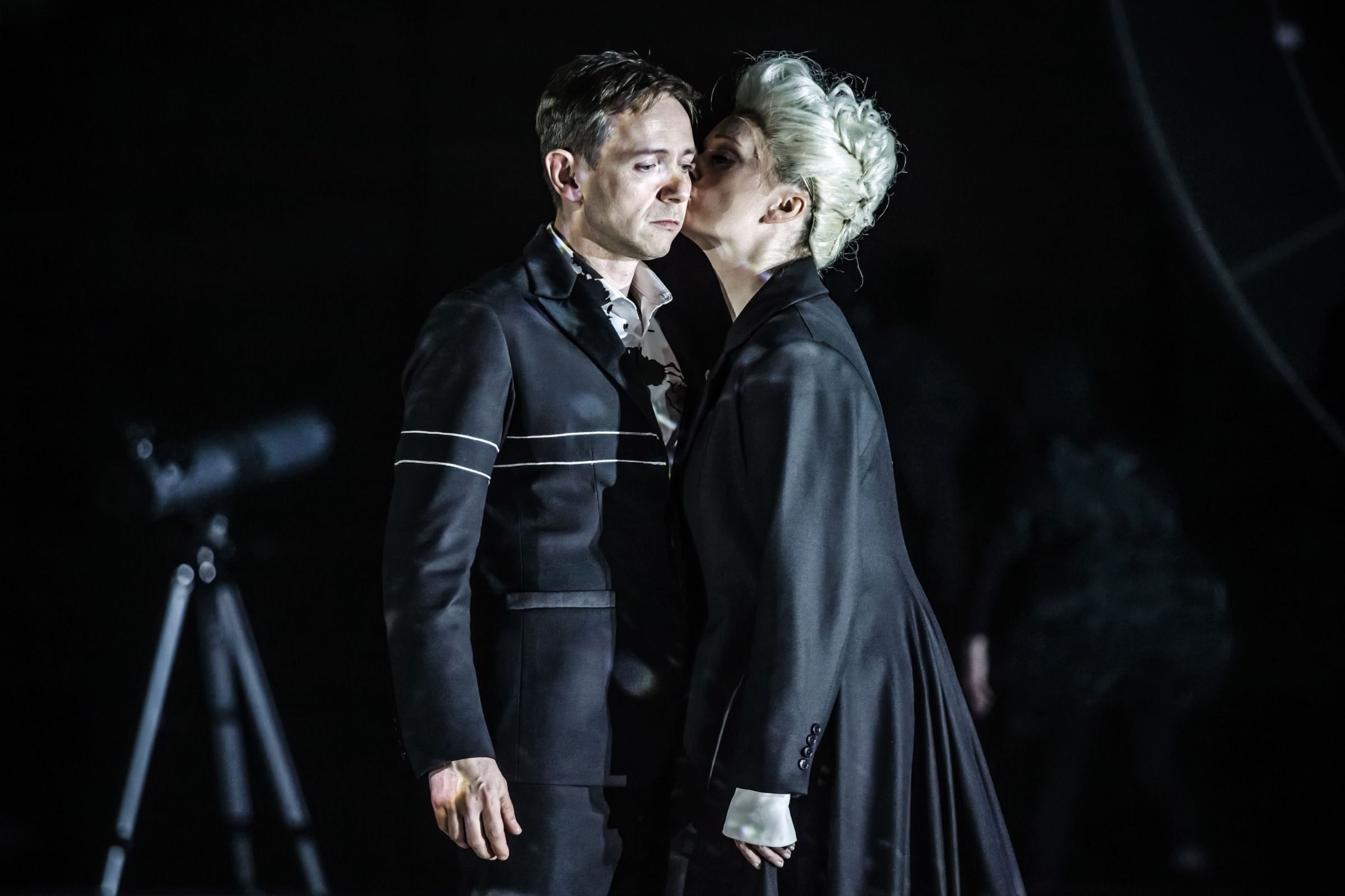 Iestyn Davies (Oberon) and Lucy Crowe (Tytania) © Craig Fuller