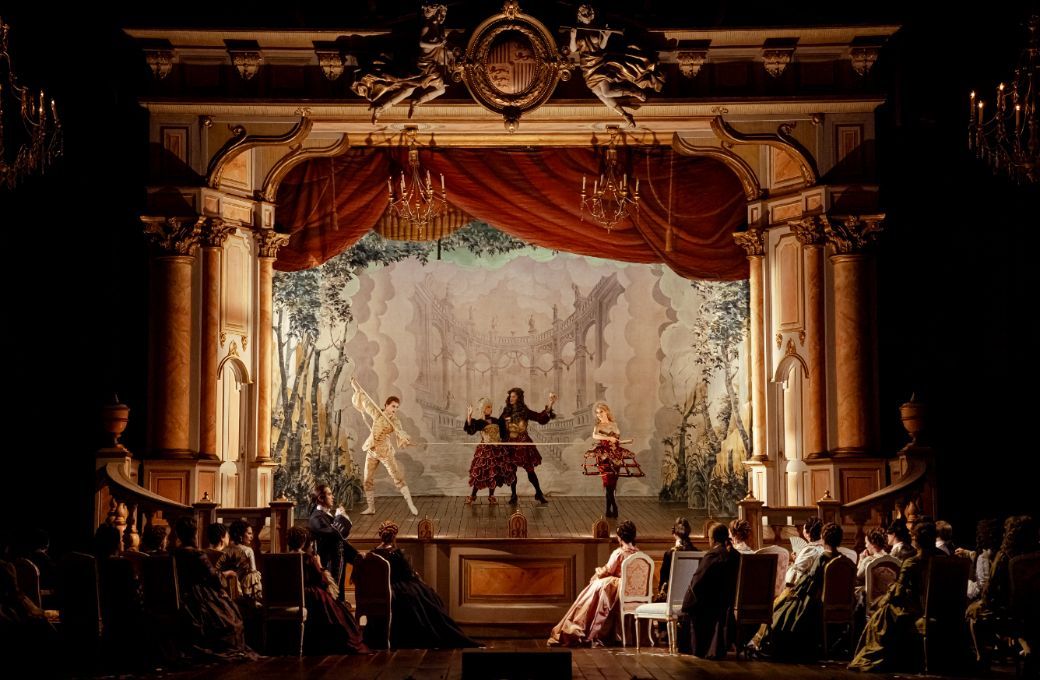 Escena de <i>Adriana Lecouvreur</i> en el Gran Teatre del Liceu &copy; Sergi Panizo | Gran Teatre del Liceu