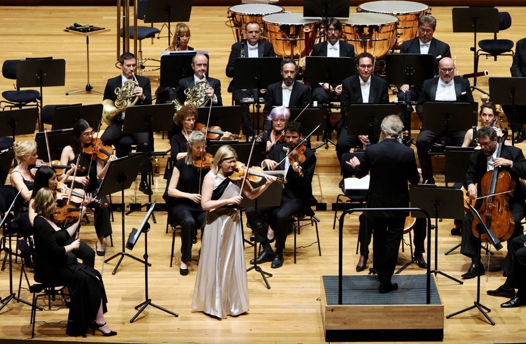 Alina Ibragimova, Thierry Fischer junto a la Orquesta Sinfónica de Castilla y León © OSCyL