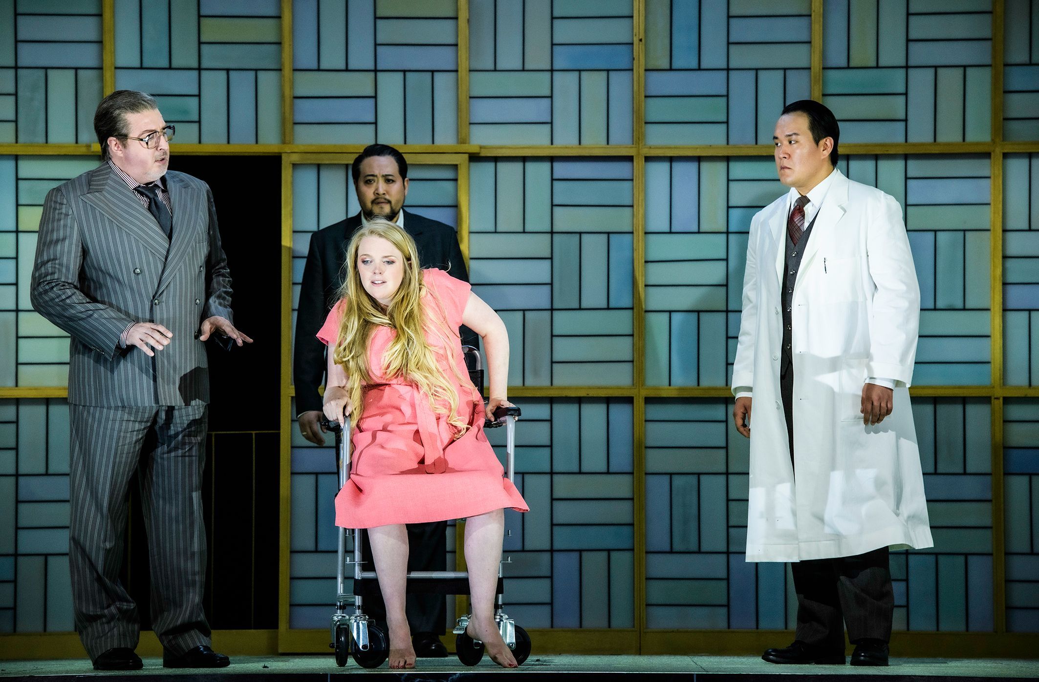 Taras Konoshchenko (Arkel), Sangmin Lee, Chloë Morgan und Seokjun Kim (Ein Arzt) © Bettina Stoess