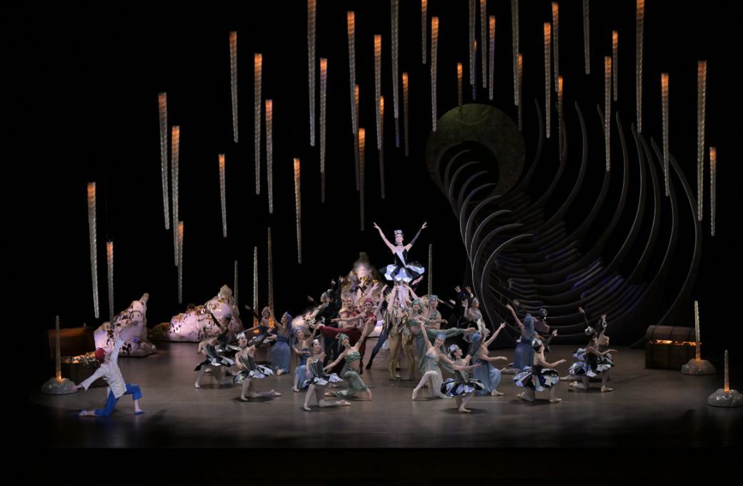 National Ballet of Japan in the Cave of Riches in David Bintley's <i>Aladdin</i> © Takashi Shikama