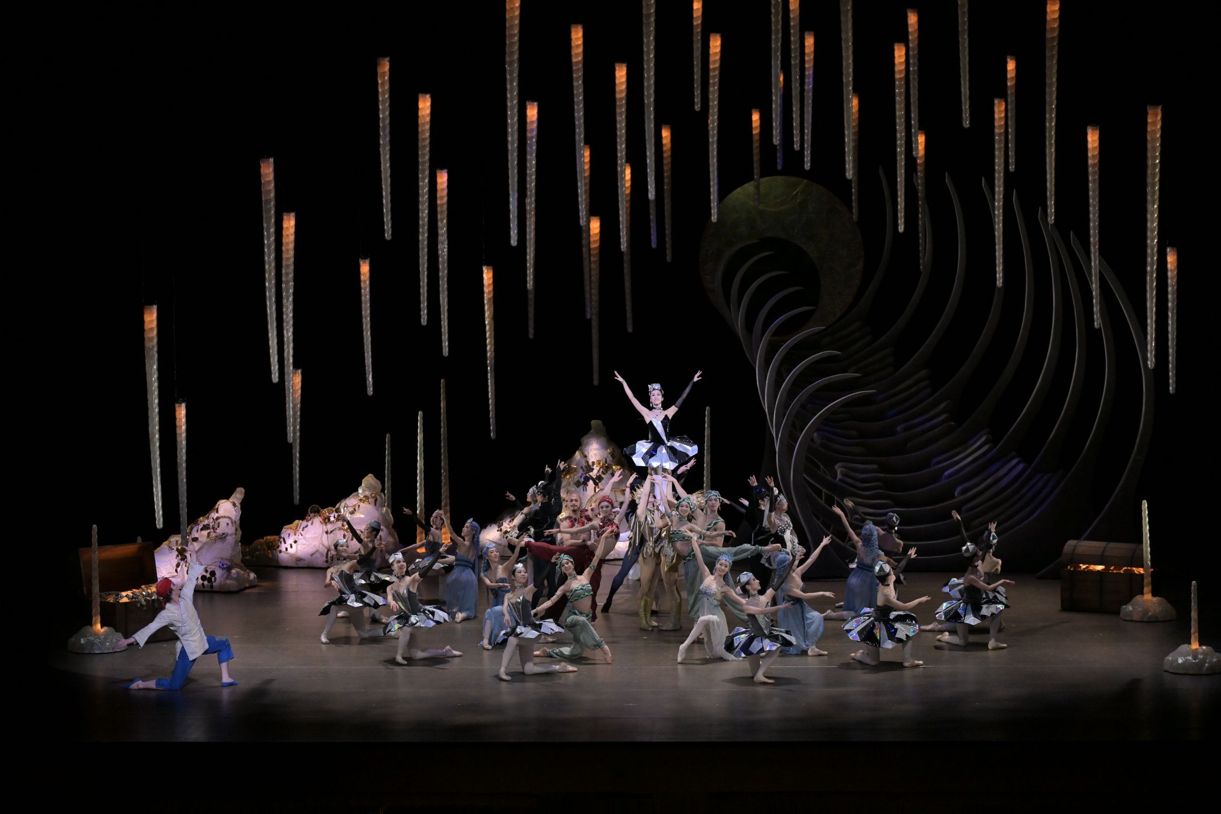 National Ballet of Japan in the Cave of Riches in David Bintley's <i>Aladdin</i> &copy; Takashi Shikama