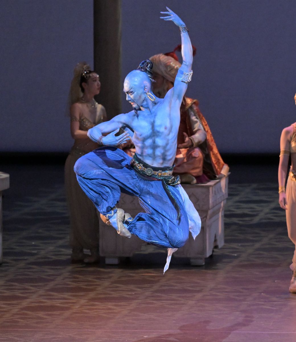 Takafumi Watanabe as the Djinn of the Lamp in David Bintley's <i>Aladdin</i> &copy; Takashi Shikama