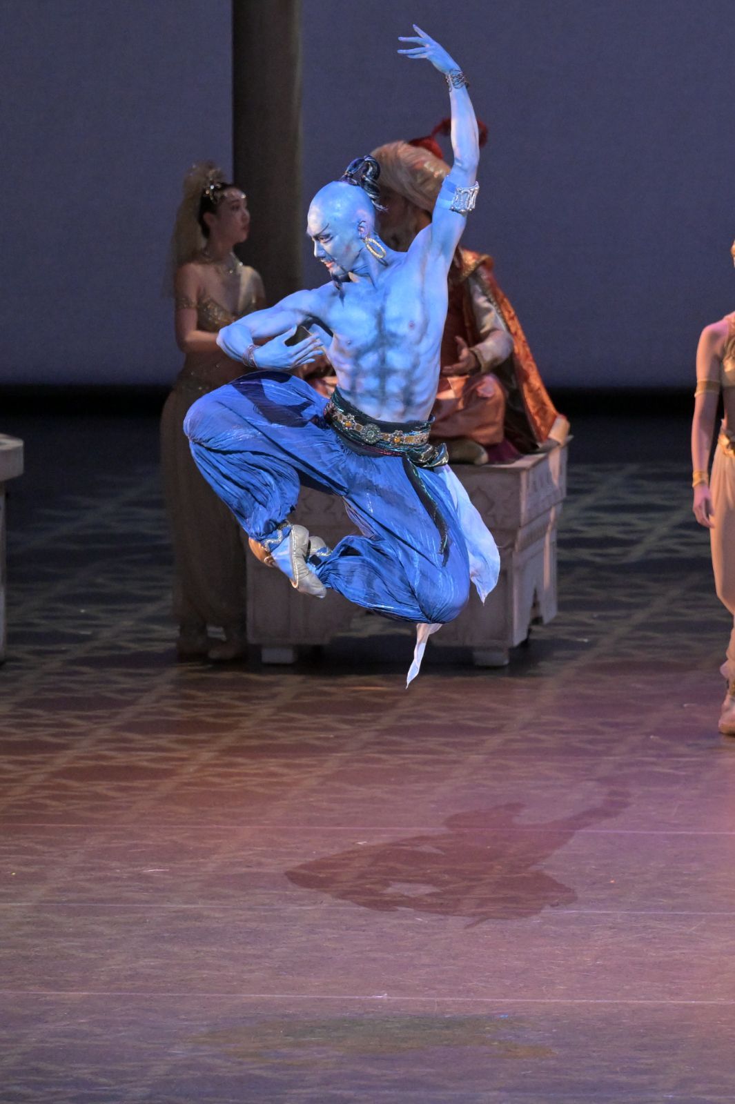 Takafumi Watanabe as the Djinn of the Lamp in David Bintley's <i>Aladdin</i> &copy; Takashi Shikama