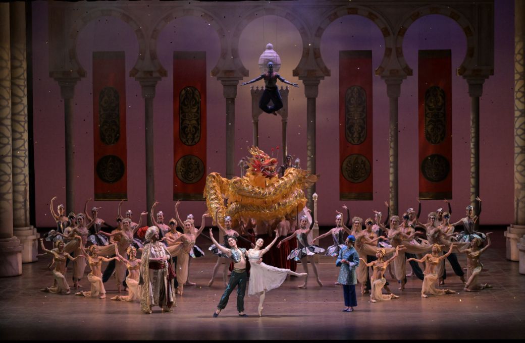 National Ballet of Japan in Act 3 of David Bintley's <i>Aladdin</i> &copy; Takashi Shikama