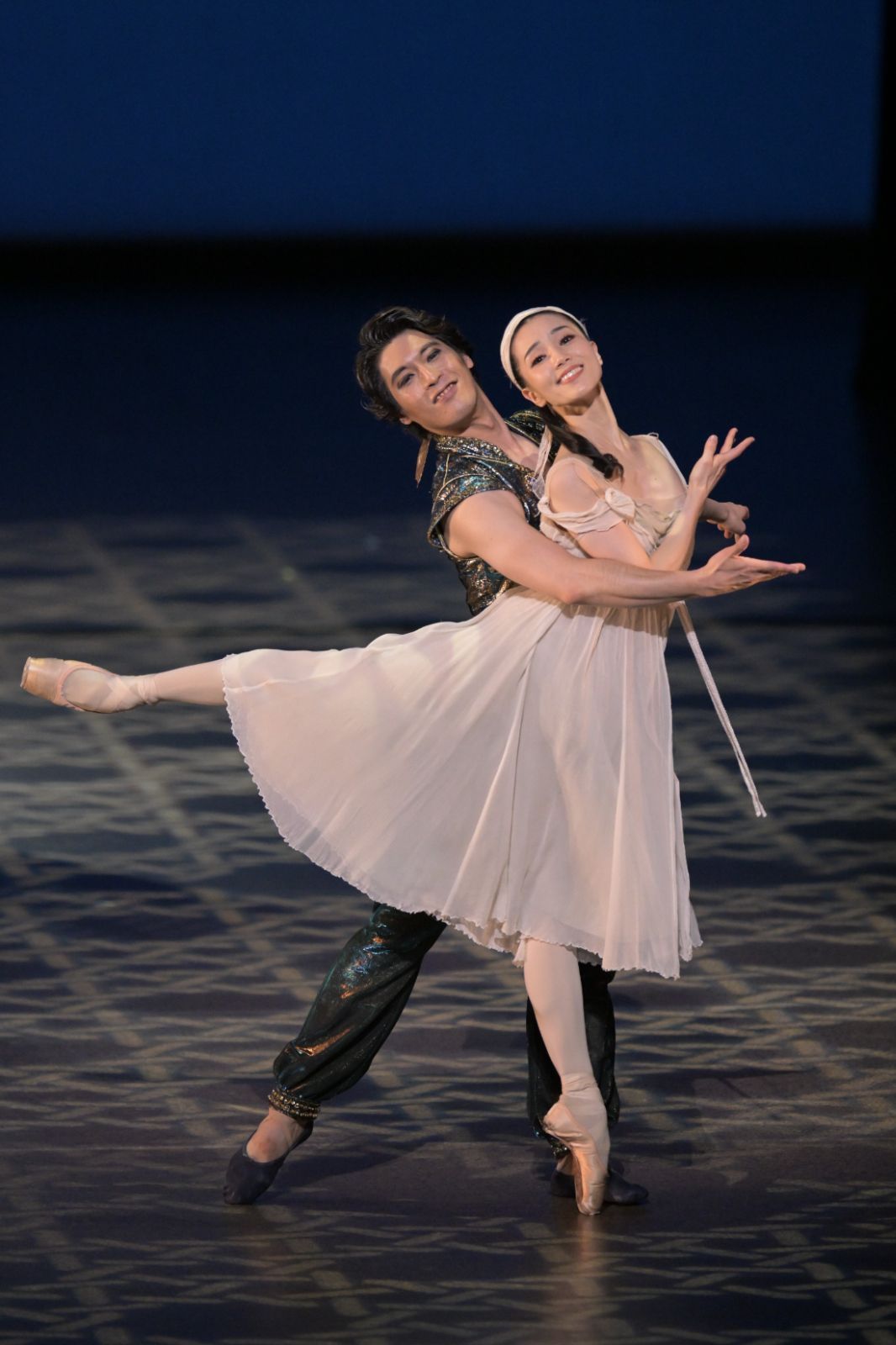 Yudai Fukuoka as Aladdin and Ayako Ono as Princess Badr al-Budur in <i>Aladdin</i> &copy; Takashi Shikama