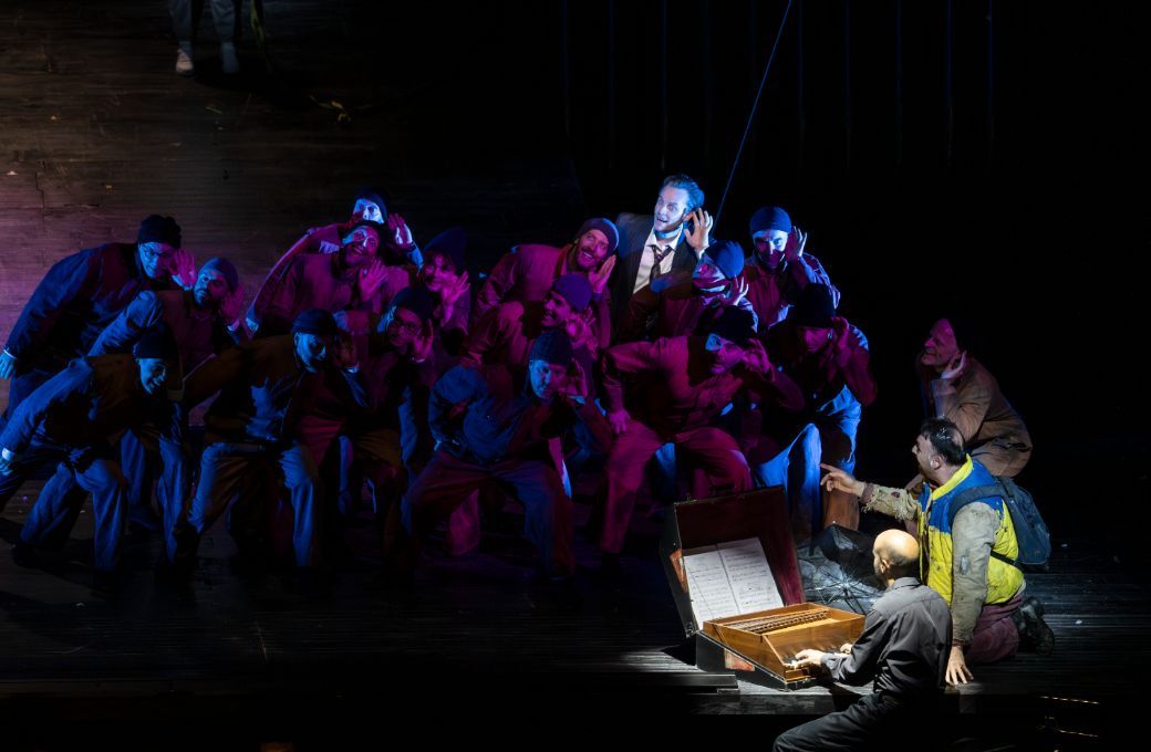 Brenton Ryan (Monostatos), Gyula Orendt (Papageno) y el Cor de la Generalitat &copy; Miguel Lorenzo &amp; Mikel Ponce | Les Arts