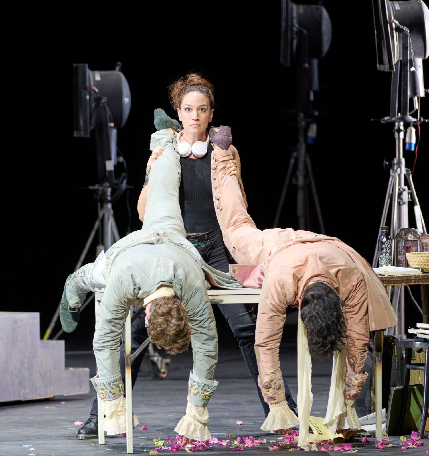 Peter Kellner (Guglielmo), Kate Lindsey (Despina) und Filipe Manu (Ferrando) &copy; Wiener Staatsoper | Michael Pöhn