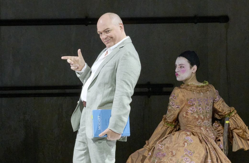 Christopher Maltman (Don Alfonso) und Emily D&rsquo;Angelo (Dorabella) &copy; Wiener Staatsoper | Michael P&ouml;hn