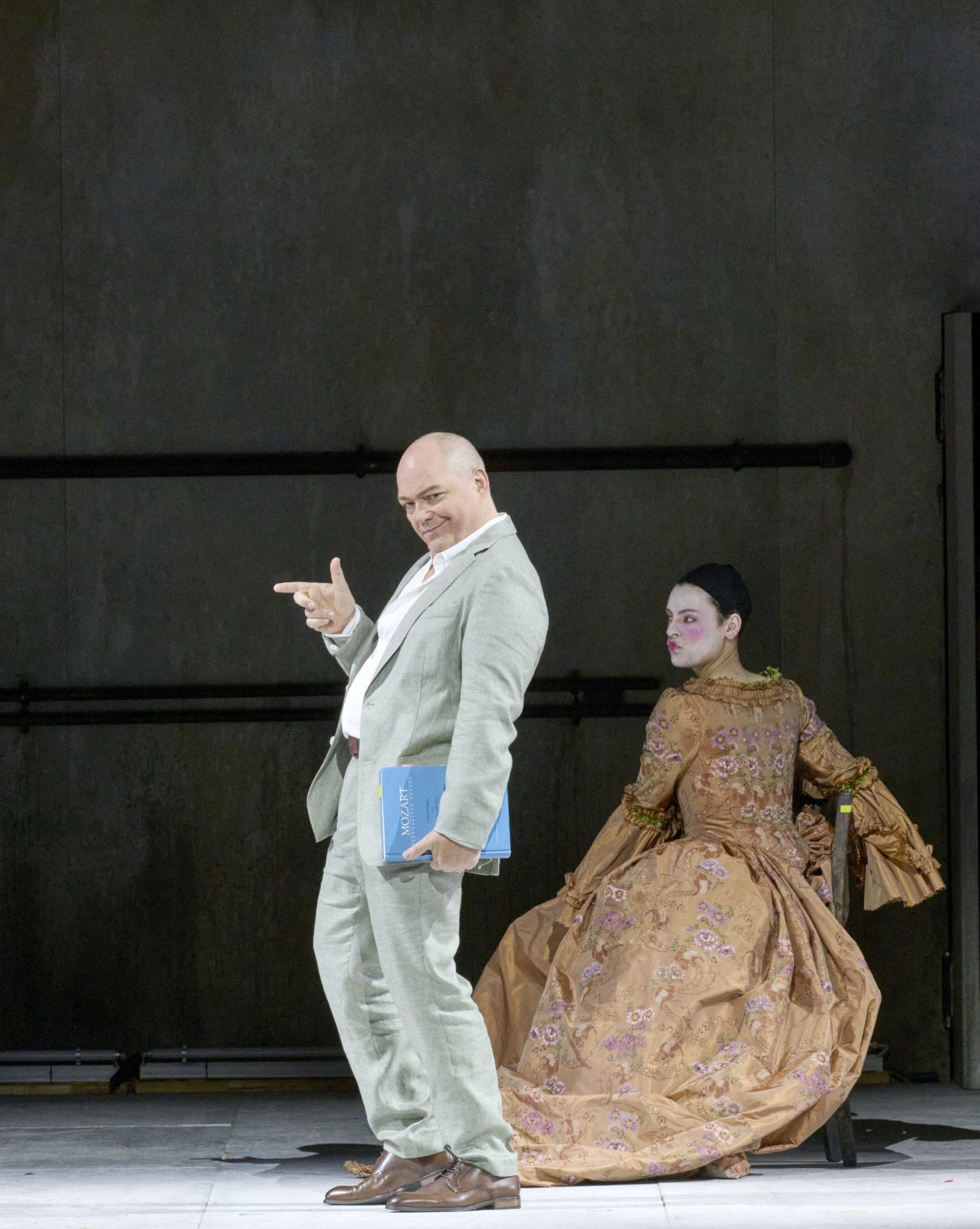 Christopher Maltman (Don Alfonso) und Emily D’Angelo (Dorabella) &copy; Wiener Staatsoper | Michael Pöhn
