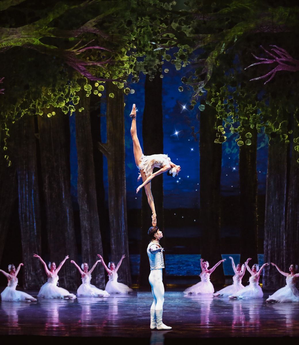 Sun Yina and Zhou Jie in <i>The Acrobatic Swan Lake</i> &copy; Xi'an Acrobatic Troupe