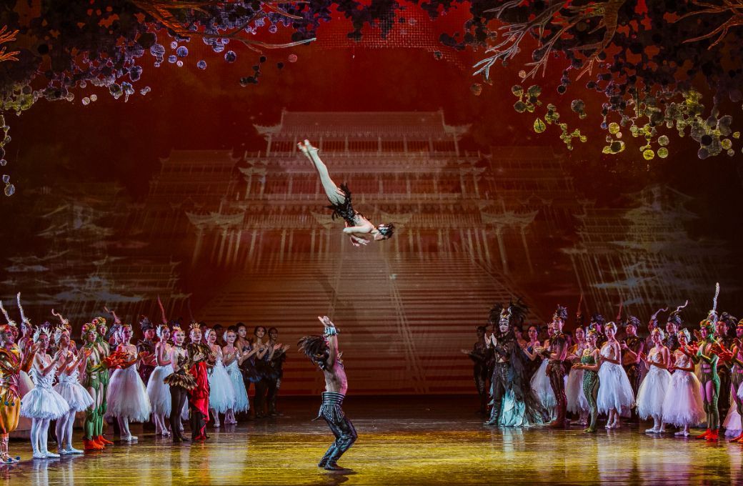 The finale of <i>The Acrobatic Swan Lake</i> © Xi'an Acrobatic Troupe