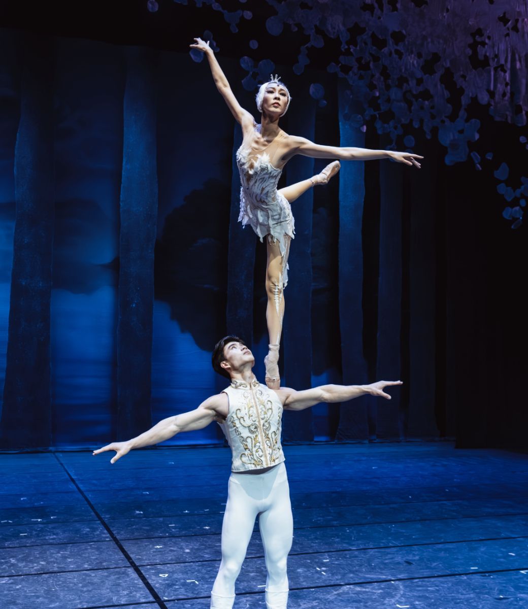 Sun Yina as the swan and Zhou Li as the prince in <i>The Acrobatic Swan Lake</i> © Xi'an Acrobatic Troupe