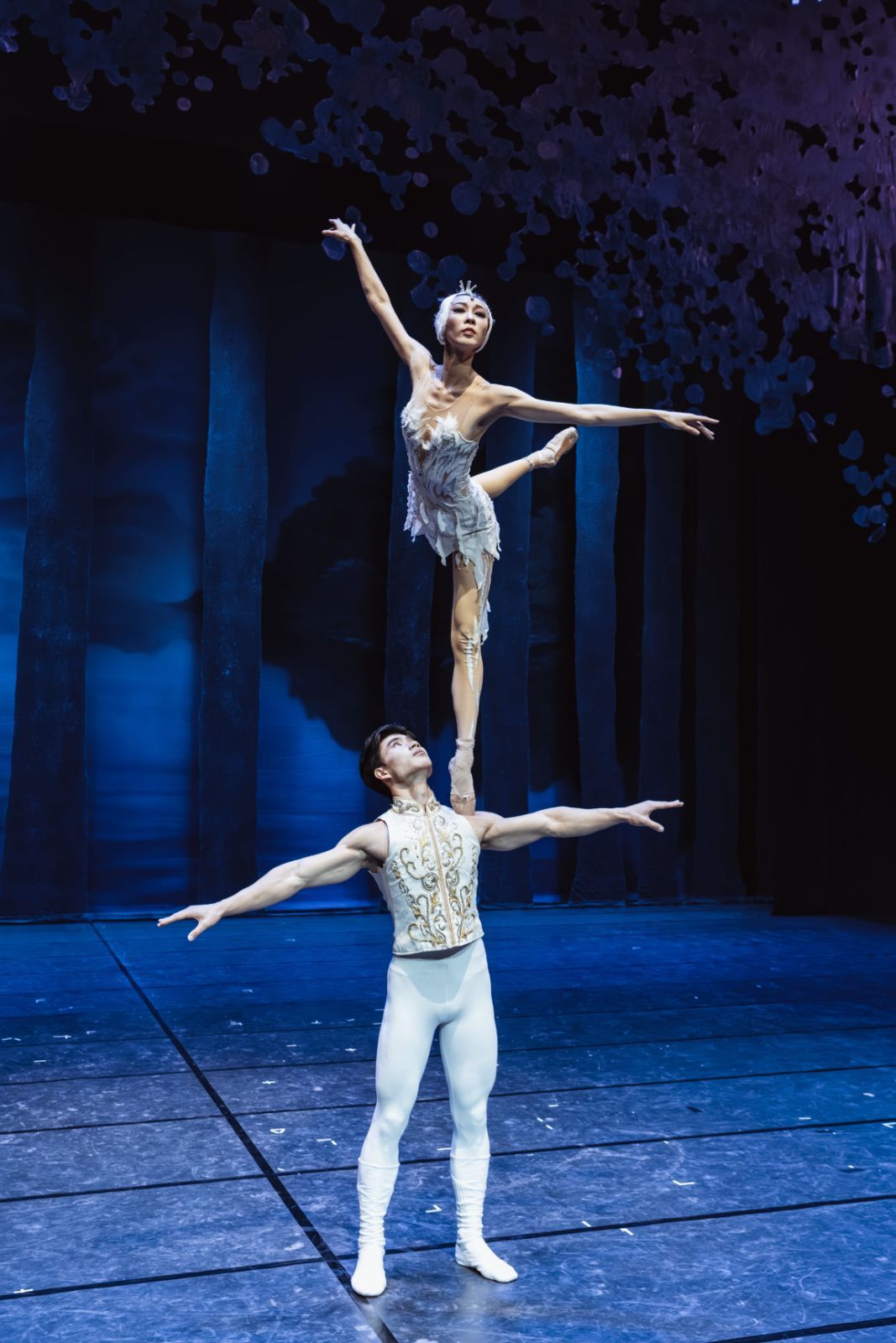 Sun Yina as the swan and Zhou Li as the prince in <i>The Acrobatic Swan Lake</i> © Xi'an Acrobatic Troupe