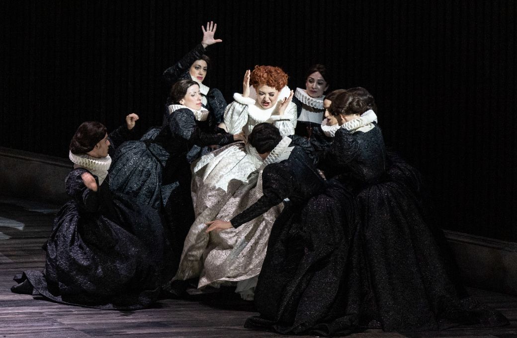 Aigul Akmetshina (Elisabetta) and ensemble © Luciano Romano