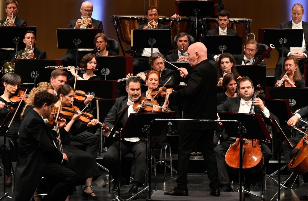 Christoph Eschenbach dirigiert die Bamberger Symphoniker &copy; Andrea Kremper