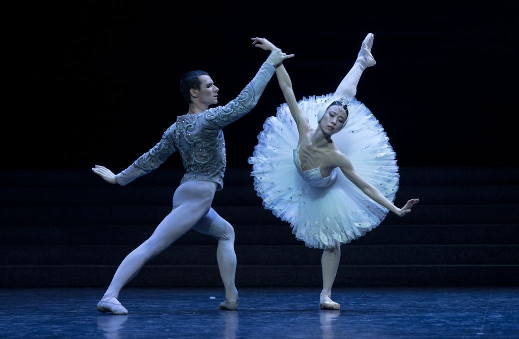 <i>Le Lac des cygnes</i> à Bastille (ici, Paul Marque et Sae Eun Park) © Ann Ray / Opéra national de Paris