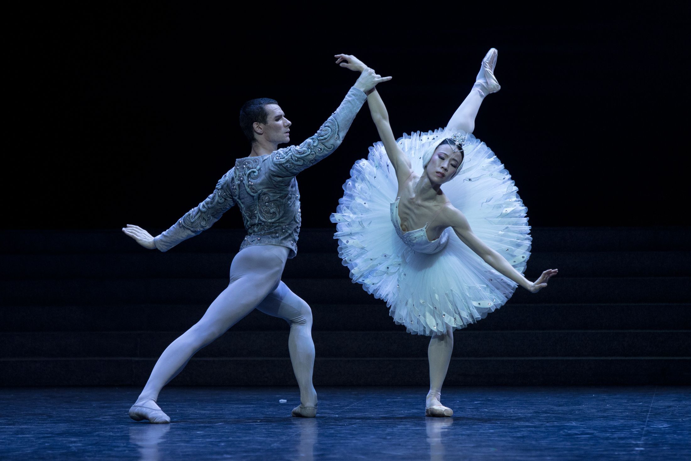 <i>Le Lac des cygnes</i> à Bastille (ici, Paul Marque et Sae Eun Park) &copy; Ann Ray / Opéra national de Paris