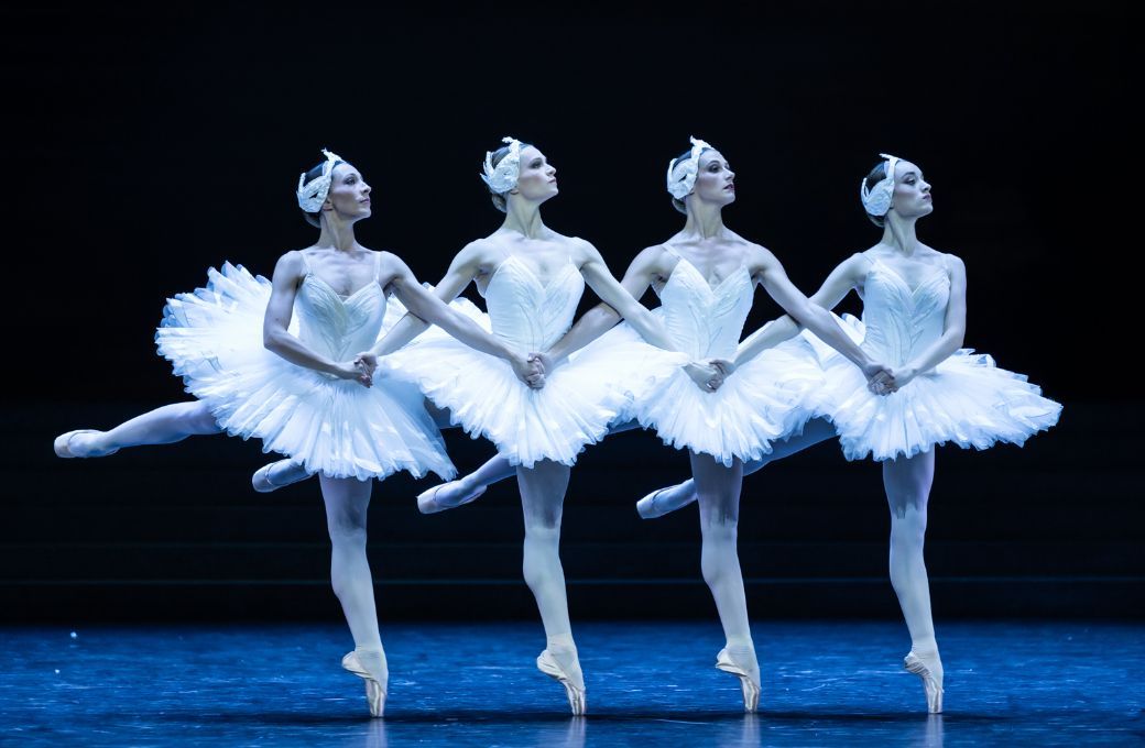 <i>Le Lac des cygnes</i> &agrave; Bastille &copy; Julien Benhamou / Op&eacute;ra national de Paris