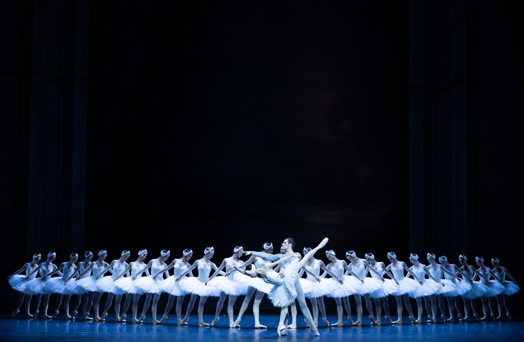 <i>Le Lac des cygnes</i> &agrave; Bastille &copy; Julien Benhamou / Op&eacute;ra national de Paris
