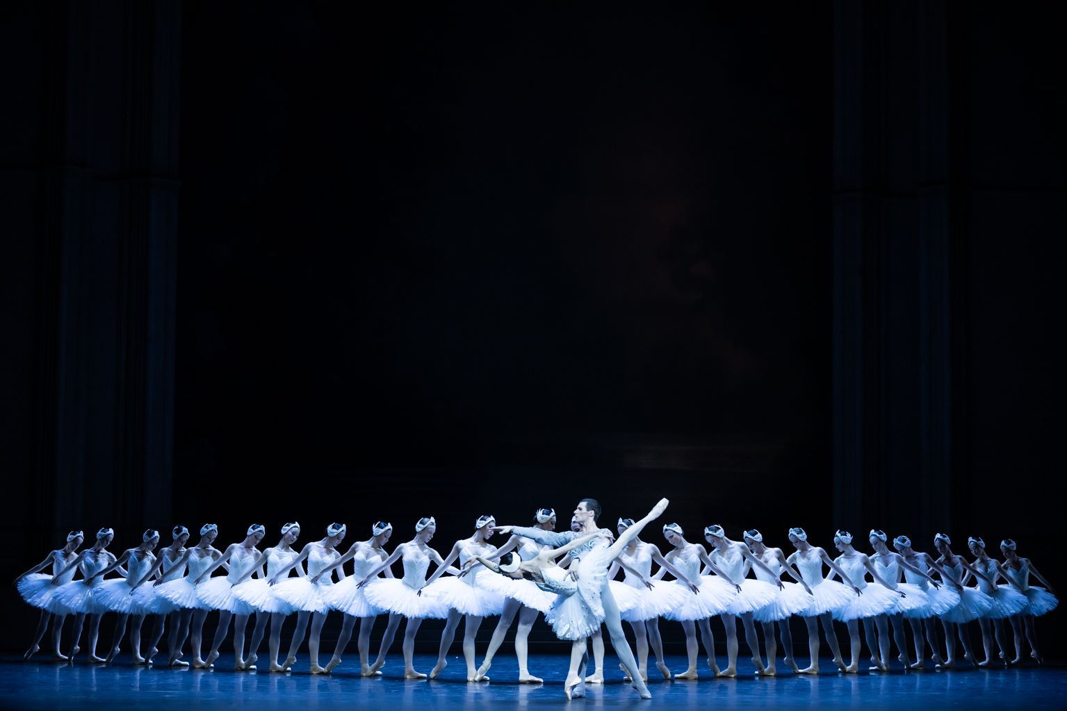 <i>Le Lac des cygnes</i> à Bastille &copy; Julien Benhamou / Opéra national de Paris