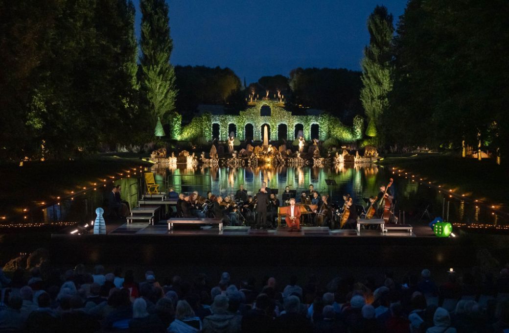 <i>Partenope</i> sur le miroir d'eau des jardins de William Christie, en 2021 © Jay Qin
