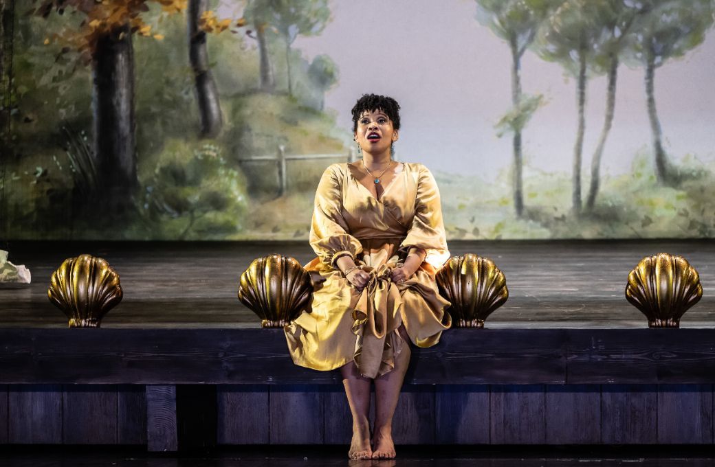 Golda Schultz (Fiordiligi) &copy; ROH | Clive Barda