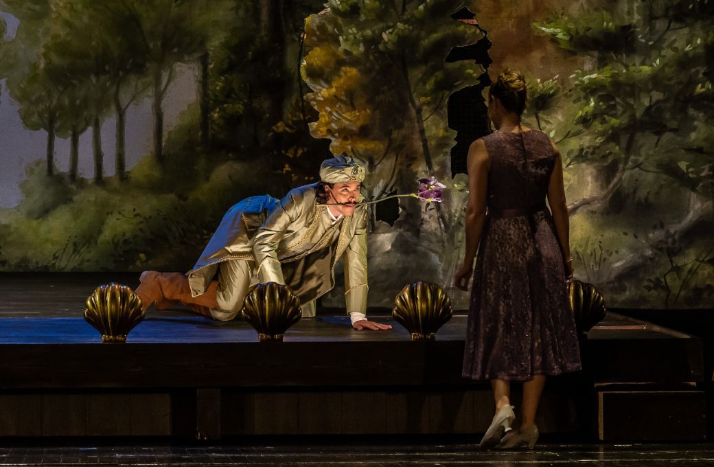 Andr&egrave; Schuen (Guglielmo) and Samantha Hankey (Dorabella) &copy; ROH | Clive Barda