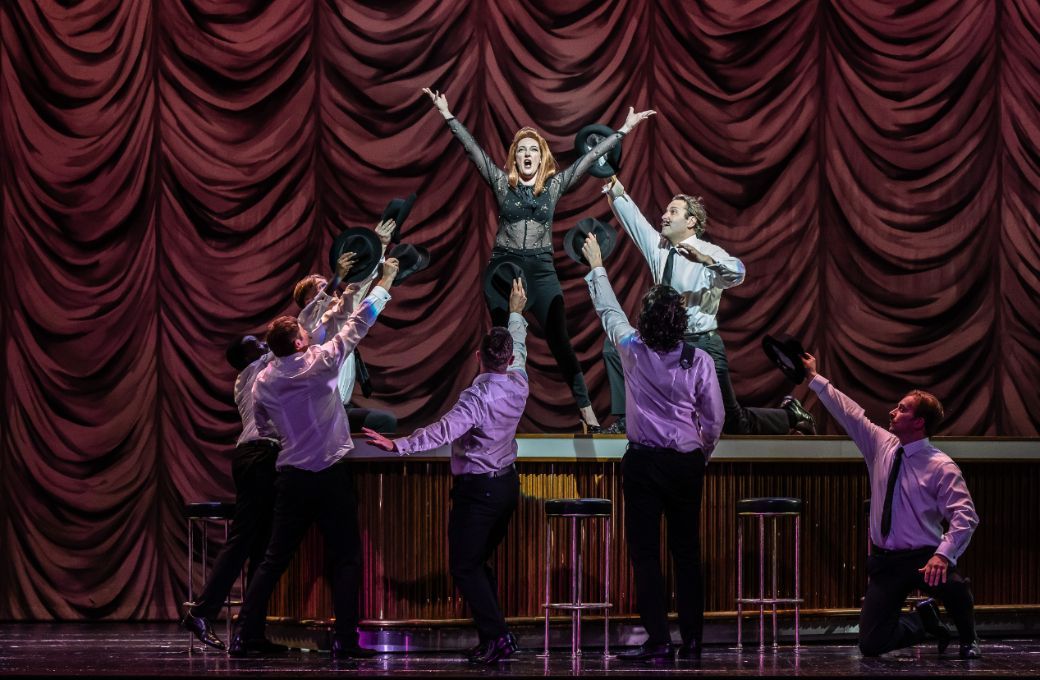 Jennifer France (Despina) and ensemble &copy; ROH | Clive Barda